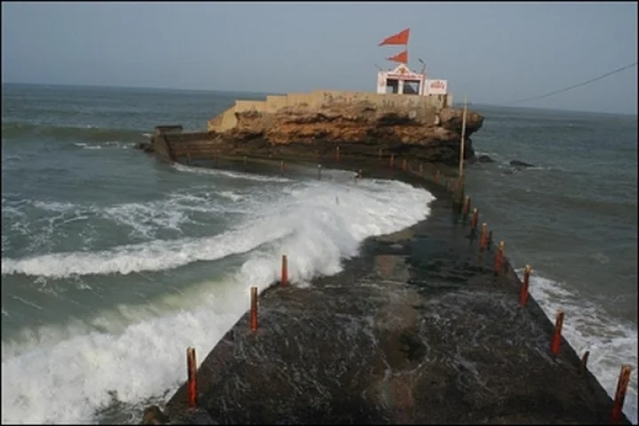 கடலுக்கடிலில் கோவில்; 6 மணி நேரம் மட்டுமே கண்ணுக்கு தெரியும் அதிசயம்!!