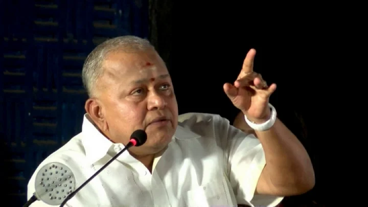 சசிகலாவை பாராட்டிய ராதாரவி