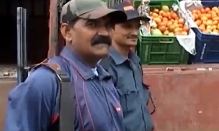 தக்காளிக்கு துப்பாகி ஏந்திய போலீஸ் பாதுகாப்பு