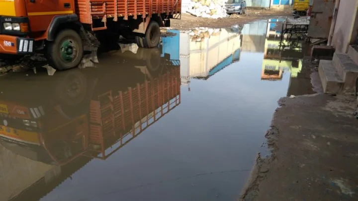 கொருக்குப்பேட்டையில் தேங்கி நிற்கும் கழிவு நீர் - பீதியில் பொதுமக்கள்