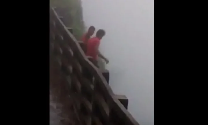 மதுபோதையில் 2 ஆயிரம் அடி பள்ளத்தில் விழுந்த இளைஞர்கள் - அதிர்ச்சி வீடியோ