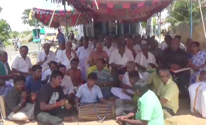 கோயில் நிலத்தை ஆக்கிரமிப்பு செய்த ஆளுங்கட்சி பிரமுகர்; ஊர்மக்கள் உண்ணாவிரதம் போராட்டம்