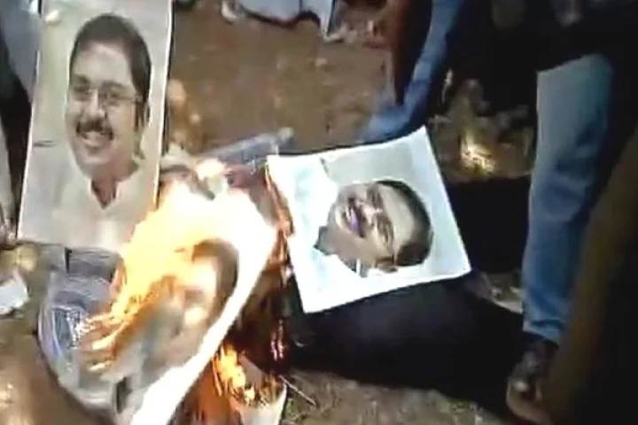 மன்னார்குடியில் சசிகலா பேனர் கிழிப்பு; தினகரன் உருவ பொம்பை எரிப்பு