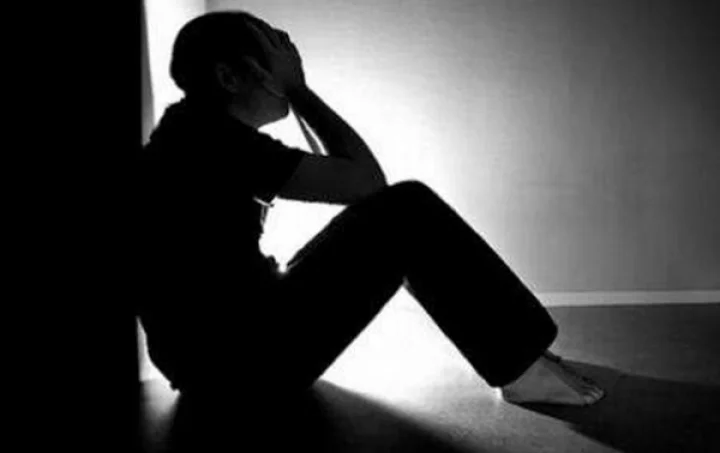 15 வயது மாணவனுடன் உல்லாசம் : வீடியோ எடுத்து மிரட்டிய ஆசிரியை