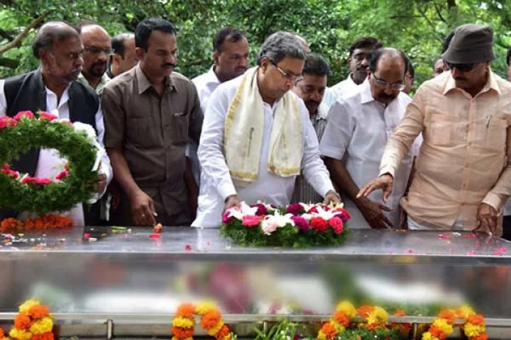 அரசு மரியாதையுடன் கவுரி லங்கேஷ் உடல் அடக்கம். முதலமைச்சர் சித்தராமையா இறுதியஞ்சலி