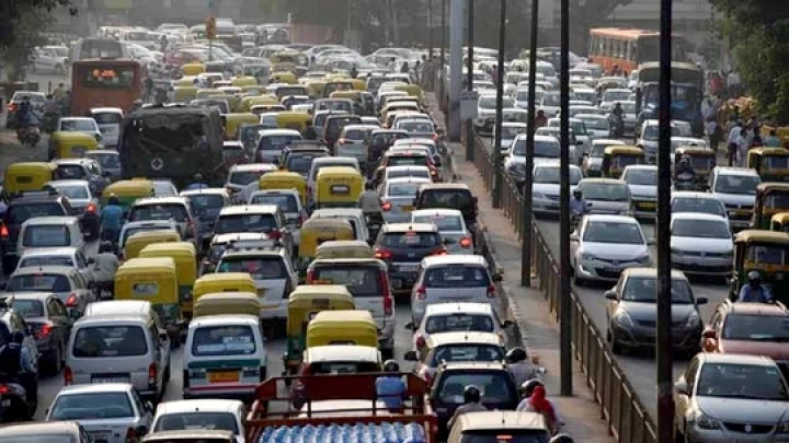 விடுமுறை தினத்திலும் அலைமோதும் ஆர்.டி.ஓ அலுவலகம்!