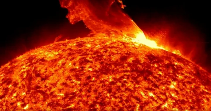 12 ஆண்டுகளில் இல்லாத மிகப்பெரிய சூரிய பிழம்பு!!