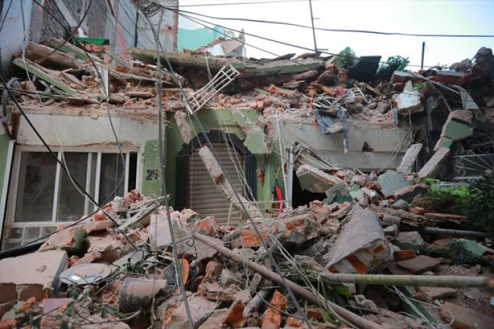 மெக்சிகோவில் பயங்கர நிலநடுக்கம்: சீட்டுக்கட்டு போல சரிந்த கட்டிடங்கள்