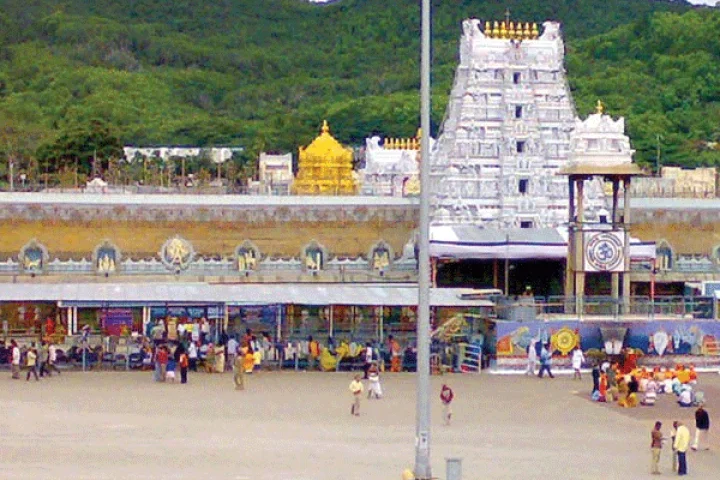 திருப்பதி கோவிலில் திடீர் மின்கசிவு: அலறி அடித்து ஓடிய பக்தர்கள்