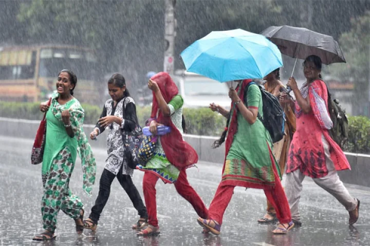 சென்னையில் அதிகாலையிலும் தொடரும் மழை: இன்றைய இயல்பு வாழ்க்கை ஸ்தம்பித்தது