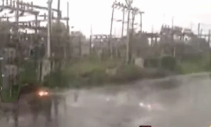 சாலையில் எரிந்த மின்கம்பி: ஆவடியில் பொதுமக்கள் அதிர்ச்சி