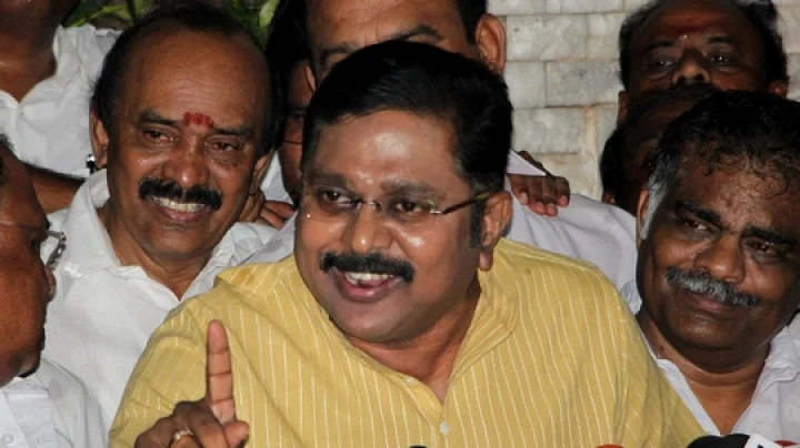 ஏரி குளங்களுக்கு பதில் அரசு கஜானாவை தூர்வாரி விட்டனர்; தினகரன் குற்றச்சாட்டு