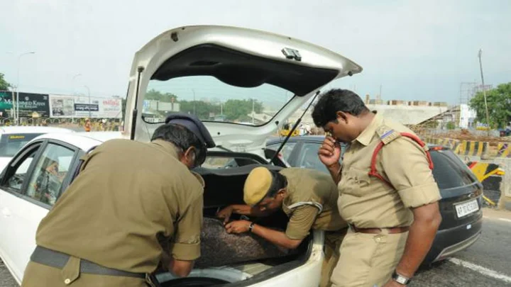 ஆர்.கே.நகரை ரவுண்டு கட்டிய போலீஸ்: எப்படி பணம் உள்ளே போகும்?