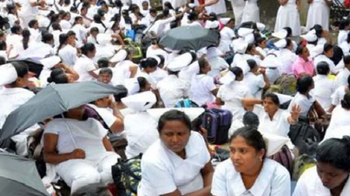 தயவுசெய்து யாரும் நர்ஸிங் படிக்காதீங்க! கண்ணீருடன் போராடும் நர்ஸ்கள்