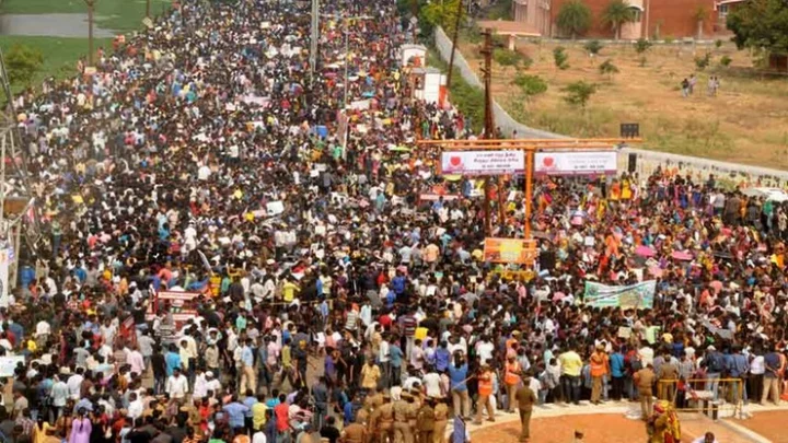 ஓகி புயலில் சிக்கிய மீனவர்களை மீட்டு தரக்கோரி போராட்டம்