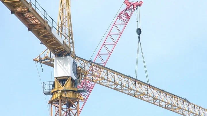 கிரேனின் மேல் ஏறி இளைஞர் தற்கொலை மிரட்டல்