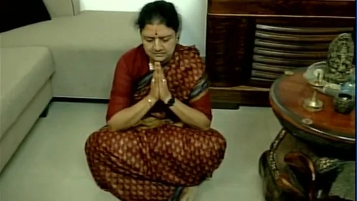 சசிகலா மௌன விரதம்: சிறை வளாகத்தில் தினகரன் பரபரப்பு பேட்டி!