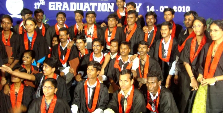 பொறியியல் பட்டதாரிகளை கலங்க வைத்த போஸ்டர்.