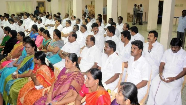 அதிமுக எம்எல்ஏக்கள் கூட்டம்: 9 பேர் ஆப்செண்ட்!