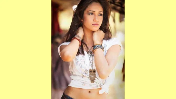 இளம்பெண்