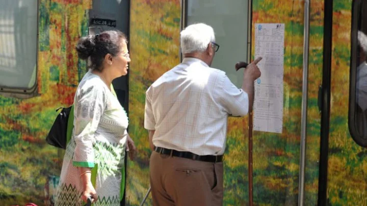 முன்னறிவிப்பின்றி திடீரென நிறுத்தப்பட்ட சார்ட்: ரயில் பயணிகள் அவதி