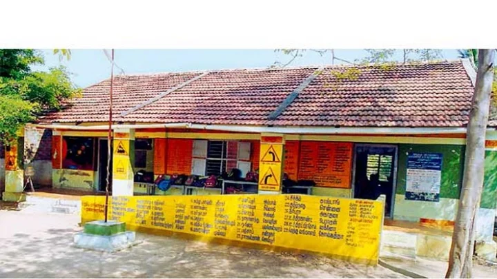 அரசு பள்ளியில் புகுந்து தலைமை ஆசிரியையின் செயினை பறித்து சென்ற மர்ம நபர்