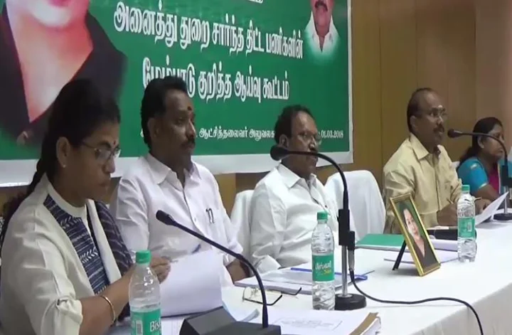 மாற்றுத்திறனாளிகளை காக்க வைத்த போக்குவரத்து துறை அமைச்சர்