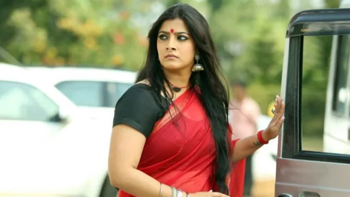 கணவன் அடித்தால் மனைவி திருப்பி அடிக்க வேண்டும்: நடிகை வரலட்சுமி