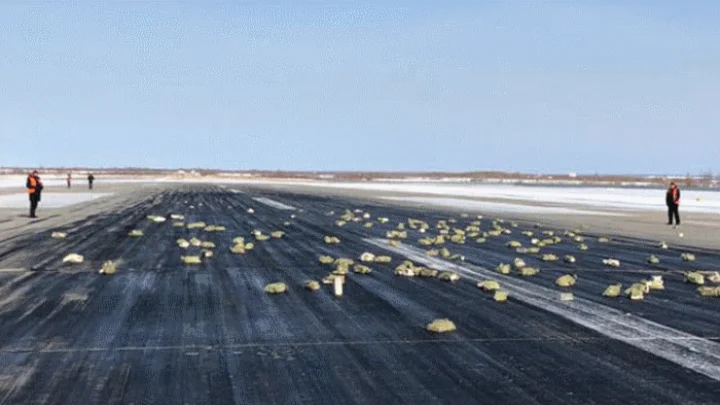 ரஷ்யாவில் வைர மழை பொழிந்த விமானம்!