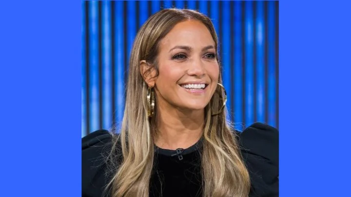 சட்டையை கழற்ற சொன்ன இயக்குனர்; பிரபல நடிகையின் பரபரப்பு புகார்