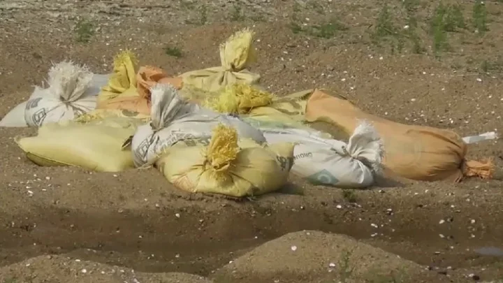 கரூரில் தொடரும் மணற்கொள்ளை - அதிர்ச்சி வீடியோ