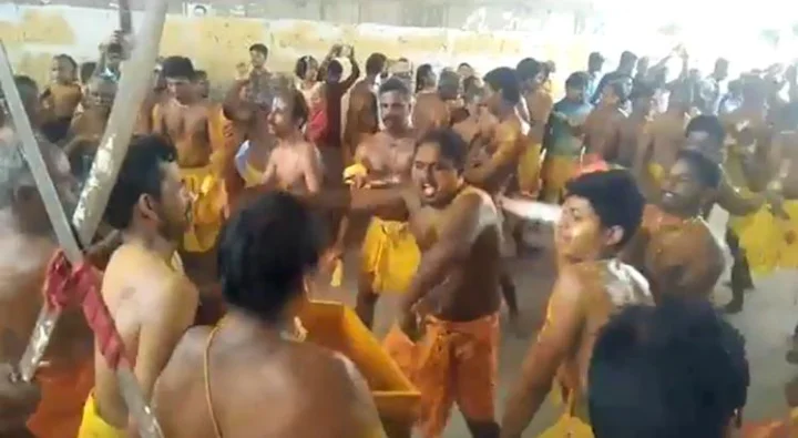 கரூர் அருகே   நடைபெற்ற வீர குமாரர்கள் கத்தி போடும் நிகழ்ச்சி