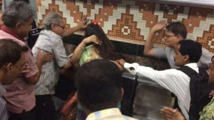 மெட்ரோ ரயிலில் சில்மிஷத்தில் ஈடுபட்ட ஜோடிக்கு பயணிகள் கொடுத்த அடி-உதை