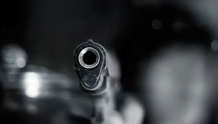 என்னை நாய் சுட்டு விட்டது காப்பாற்றுங்கள்; கதறிய அமெரிக்கர்!