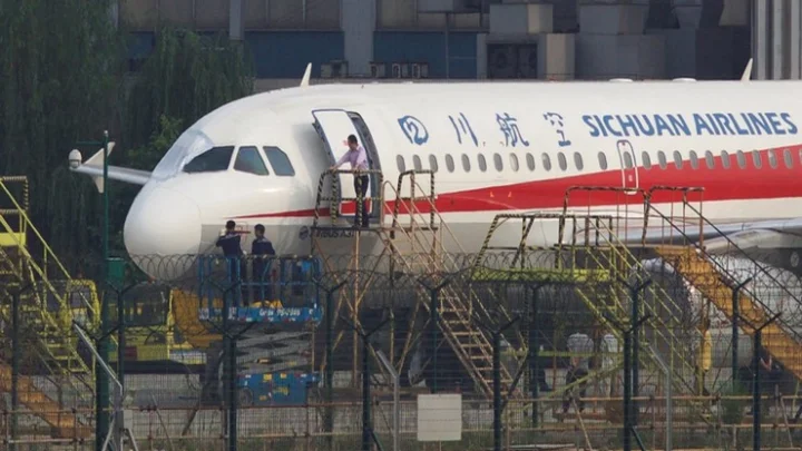 30,000 அடி உயரத்தில் விமான சன்னல் திறந்ததால் பரபரப்பு...