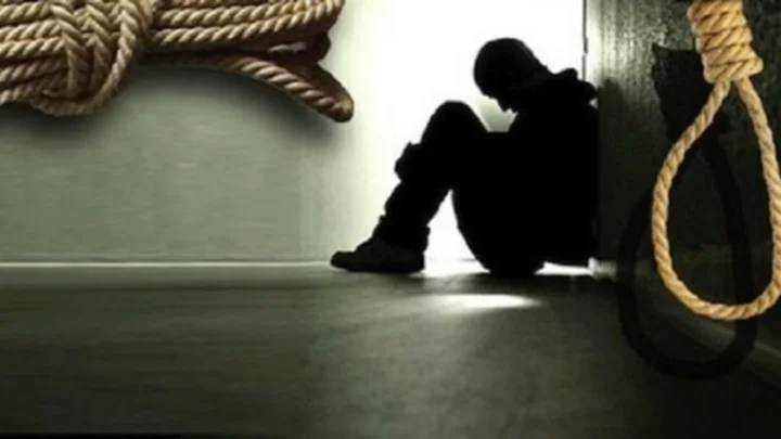 நண்பர்கள் வேறு பள்ளியில் சேர்ந்ததால் பிளஸ்-1 மாணவன் தற்கொலை