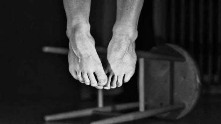 நண்பர்கள் வேறு பள்ளியில் சேர்ந்ததால் பிளஸ்-1 மாணவன் தற்கொலை