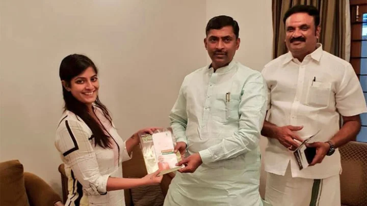 நடிகை வரலட்சுமி பாஜகவில் இணைகிறாரா?