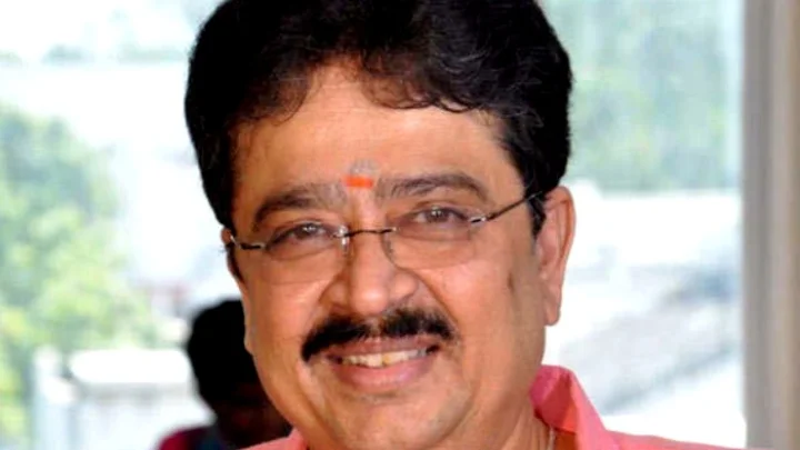 ஜாலியாக சுற்றும் எஸ்.வி.சேகர்; வேடிக்கை பார்க்கும் காவல்துறை