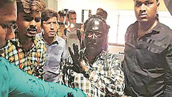 ஆசிரியரை அடித்து முகத்தில் கருப்பு மை பூசிய மாணவர்கள்