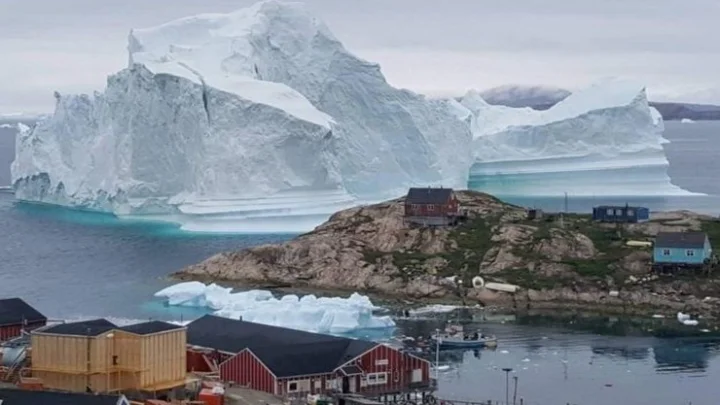 பனிப்பாறையால் கிராமத்தைவிட்டு வெளியேறிய மக்கள்!