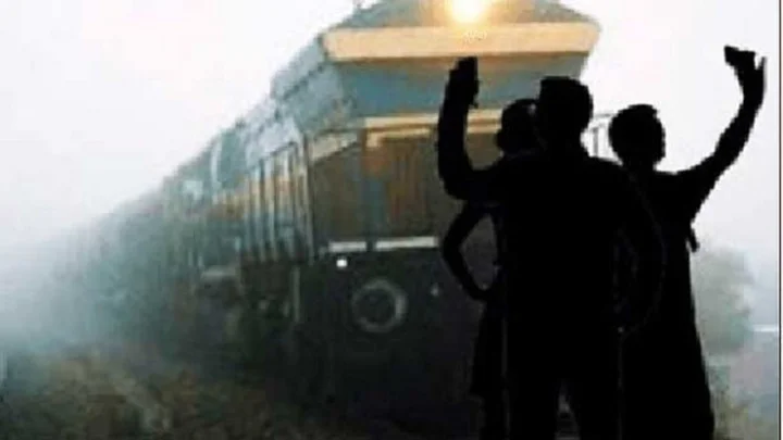 ரயிலின் முன் செல்பி - பரிதாபமாக உயிரிழந்த 2 சிறுவர்கள்