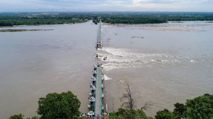 முக்கொம்பு அணையில் மதகுகளை அடுத்து தூணும் விரிசல்: அதிகாரிகள் அதிர்ச்சி