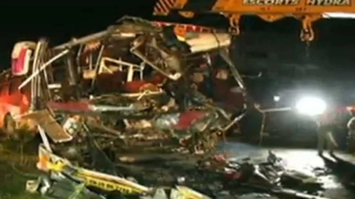 சேலத்தில் இன்று அதிகாலை தனியார் பேருந்துகள் நேருக்கு நேர் மோதி கொடூர விபத்து - 8 பயணிகள் பலி