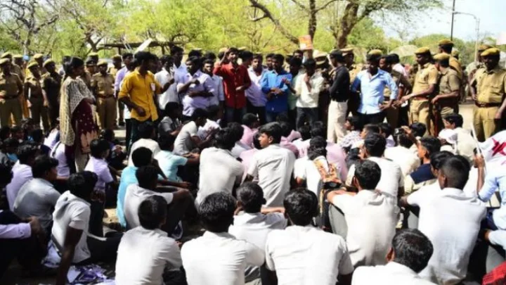 மனோன்மனியம் சுந்தரனார் பல்கலைக் கழக மாணவர்கள் மீது தடியடி