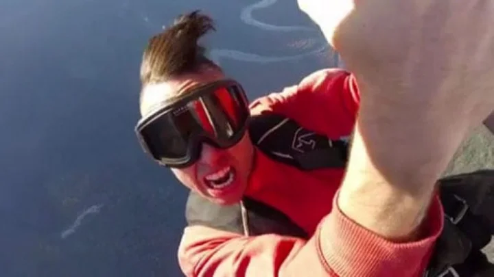 பாரஷூட் இருந்தும் மரணம்: பாடருக்கு நேர்ந்த சோகம்!