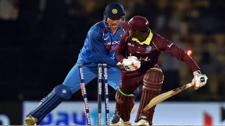 0.08 வினாடியில் ஸ்டெம்பிங்; மின்னல் வேக தோனி: வைரல் வீடியோ!