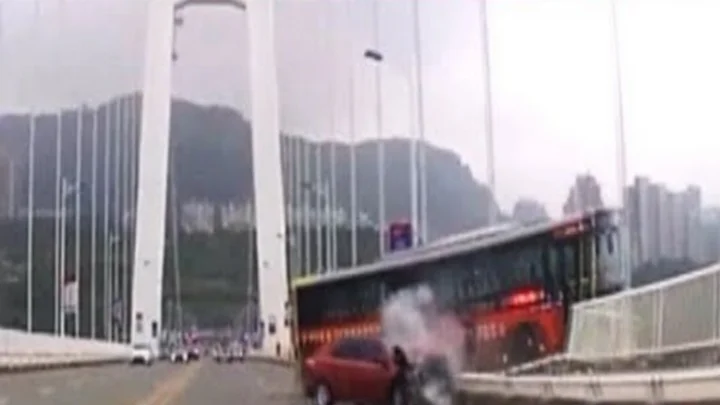 சீனாவில் பேருந்து விபத்து : பயணிகள் பலி !