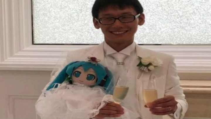 பொம்மையை திருமணம் செய்த வாலிபர்: இது நம்ம லிஸ்டலயே இல்லயே!!