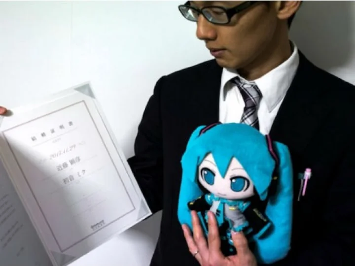 பொம்மையை திருமணம் செய்த வாலிபர்: இது நம்ம லிஸ்டலயே இல்லயே!!